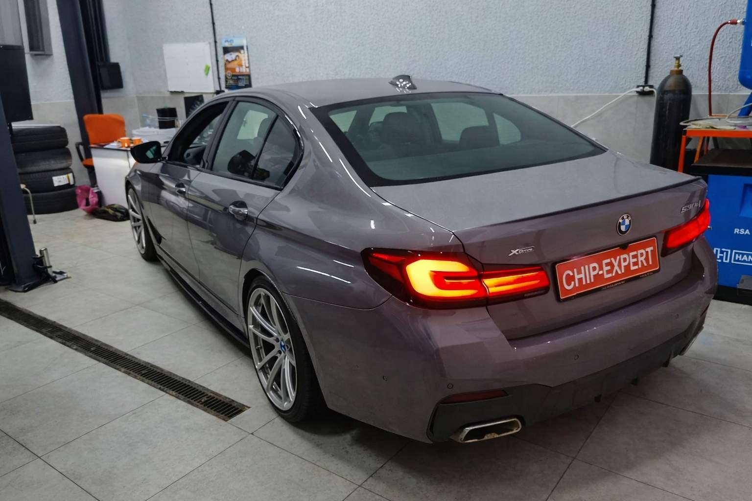 BMW 530d xDrive 2020 после чип-тюнинга — chip-expert.pro, задний ракурс