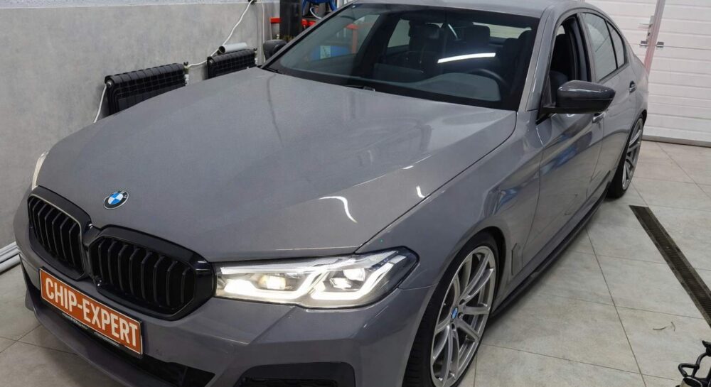 BMW 530d xDrive 2020 после чип-тюнинга — chip-expert.pro, передний ракурс