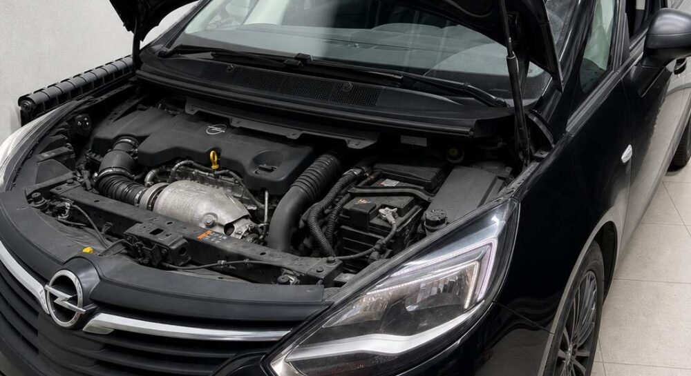 Opel Zafira 2020, вид спереди с открытым капотом в Чип-Эксперт — chip-expert.pro