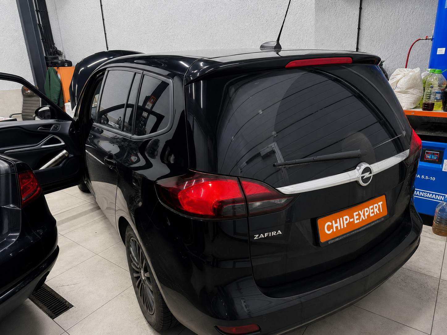 Opel Zafira 2020, вид сзади три четверти в Чип-Эксперт — chip-expert.pro