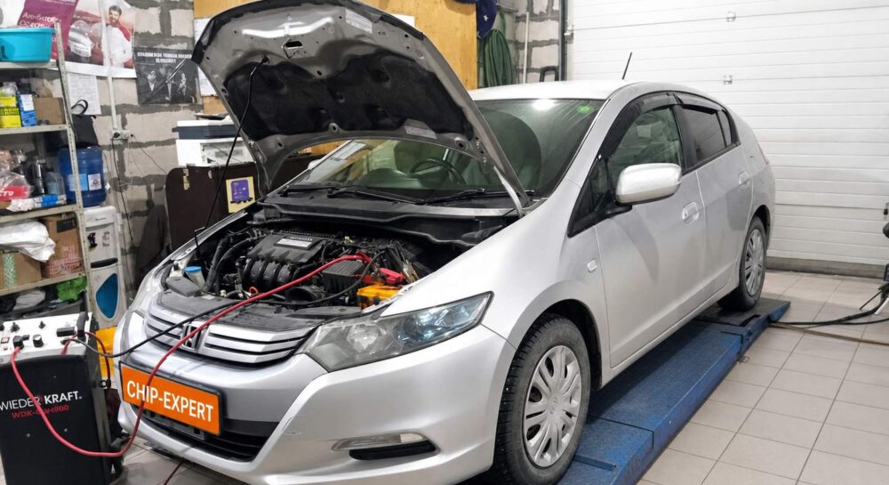 Honda Insight 1.3 IMA в мастерской Chip-Expert, вид спереди три четверти с открытым капотом