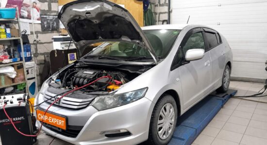 Honda Insight 1.3 IMA в мастерской Chip-Expert, вид спереди три четверти с открытым капотом