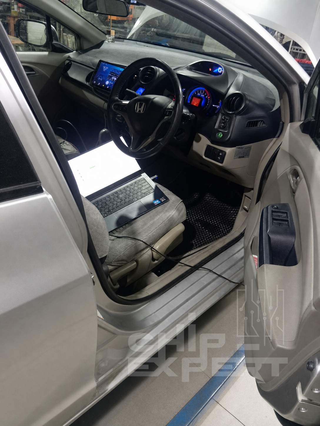 Ноутбук подключен в салоне Honda Insight во время прошивки ЭБУ