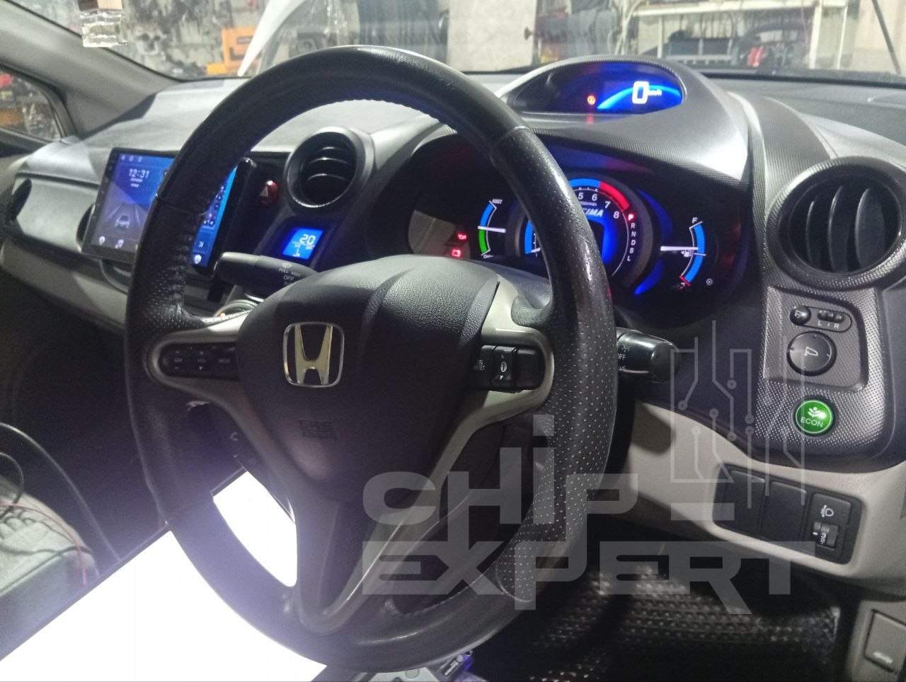 Салон Honda Insight с правым рулем и включенной приборной панелью