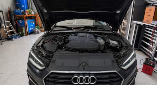 Моторный отсек Audi A5 2021 35 TDI с открытым капотом в Чип-Эксперт — chip-expert.pro