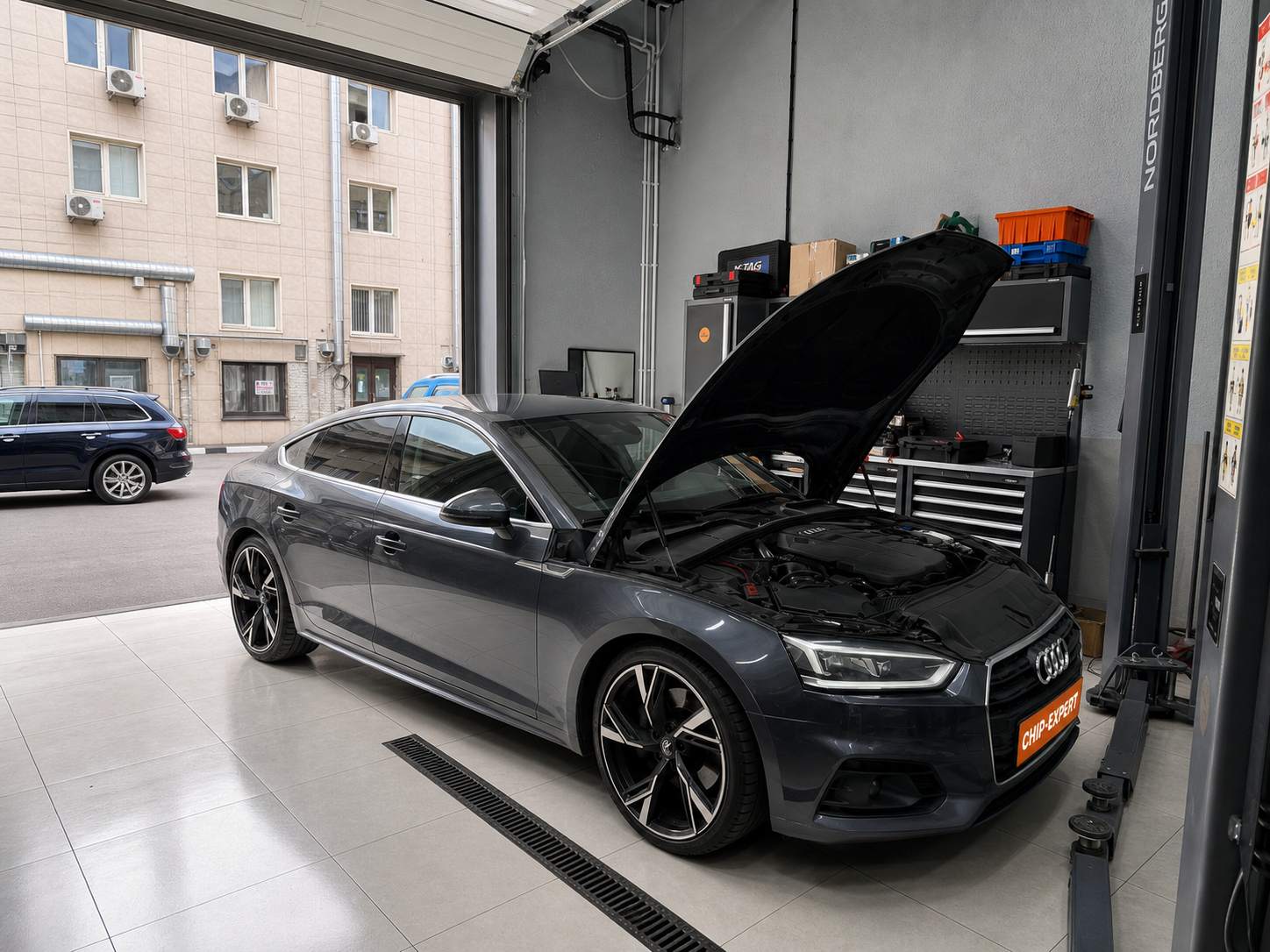 Audi A5 2021 35 TDI, вид спереди три четверти с открытым капотом в Чип-Эксперт — chip-expert.pro