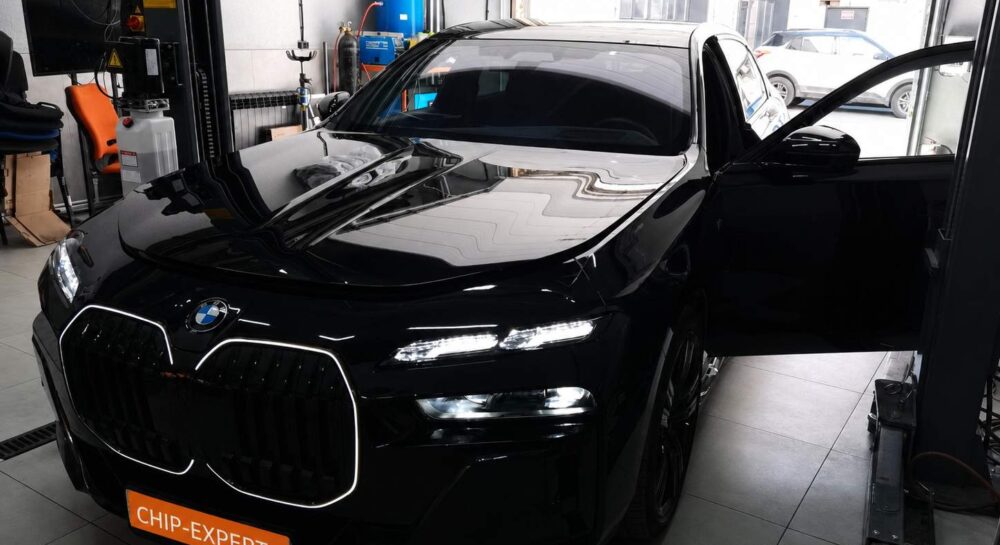 BMW 740d xDrive G70 2023 в мастерской Чип-Эксперт, вид спереди три четверти, chip-expert.pro