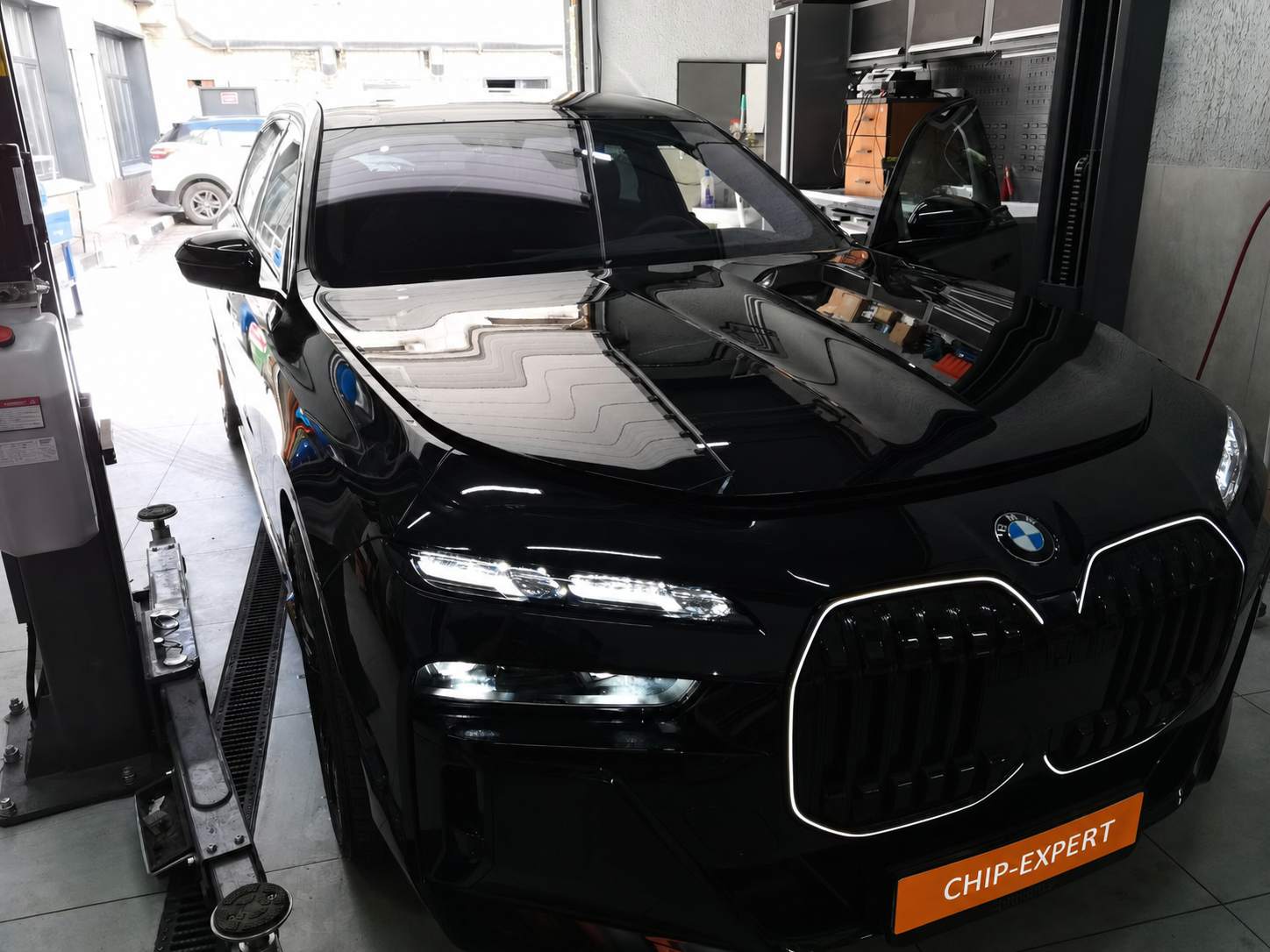 BMW 740d xDrive G70 2023 в мастерской Чип-Эксперт, вид спереди три четверти, chip-expert.pro