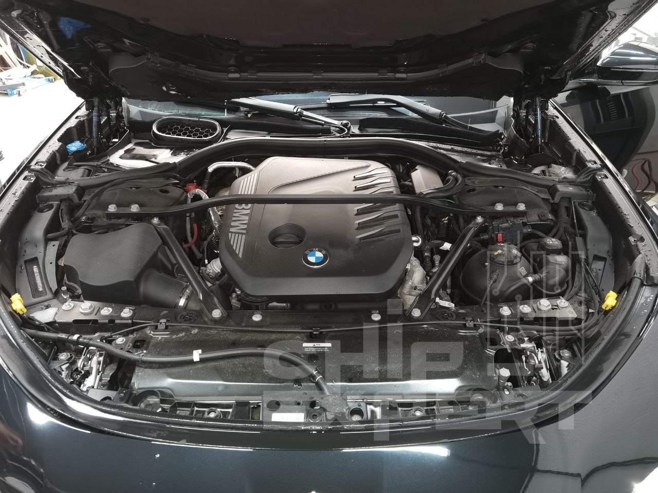 BMW 740d xDrive G70 2023 с открытым капотом в мастерской Чип-Эксперт, chip-expert.pro