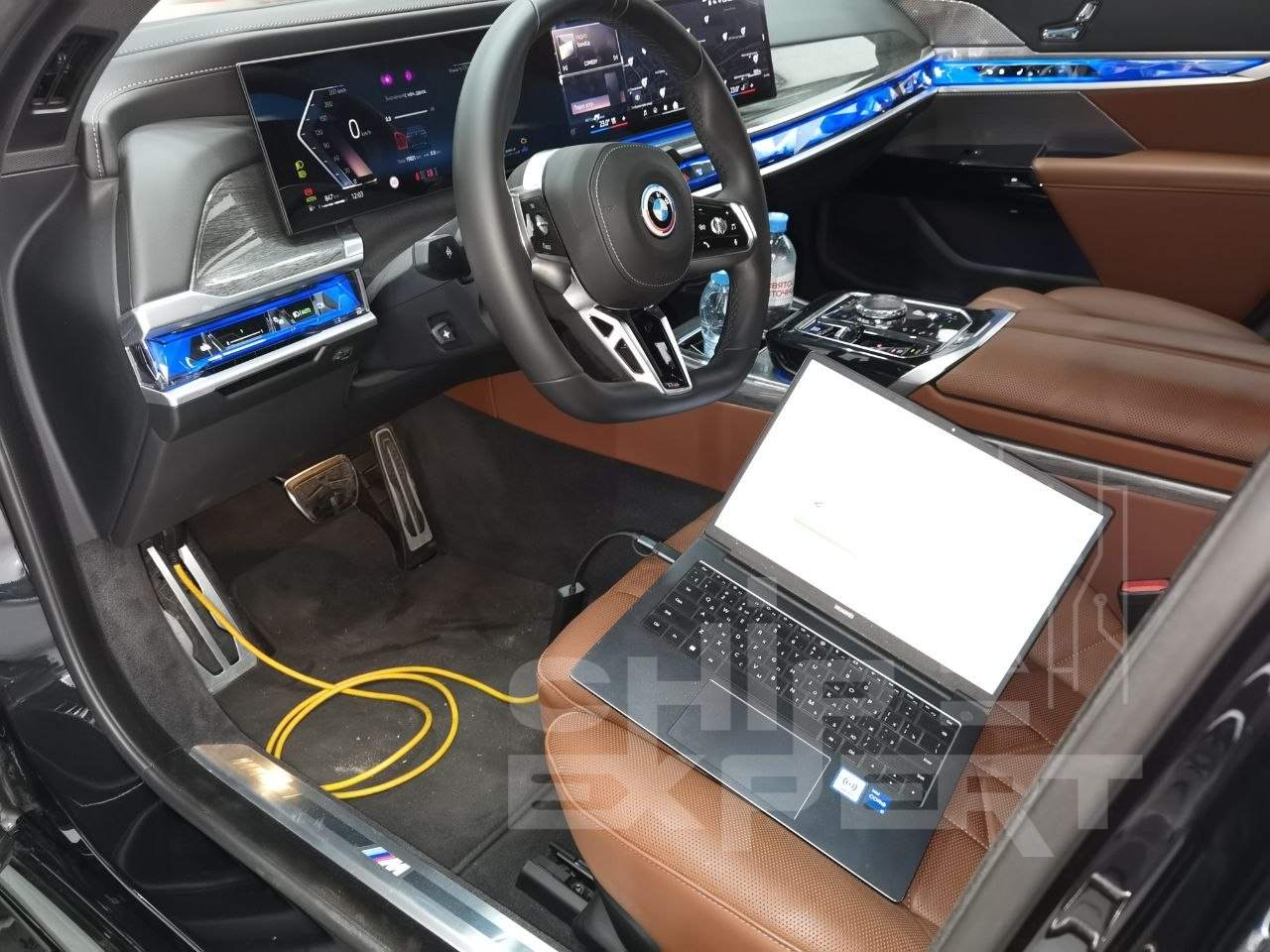Ноутбук подключен к BMW 740d xDrive G70 2023 во время программной работы в Чип-Эксперт, chip-expert.pro