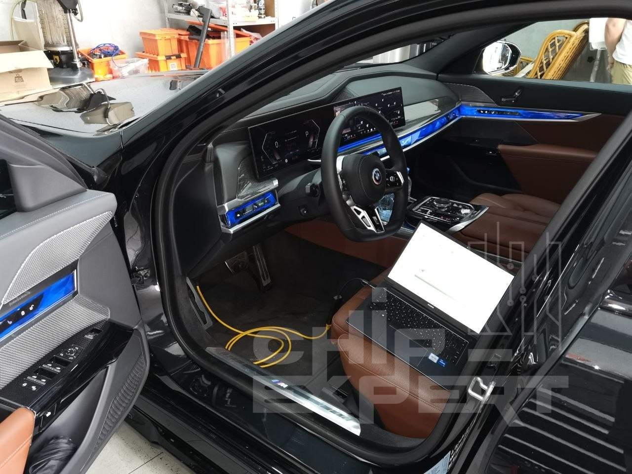 Салон BMW 740d xDrive G70 2023 во время работы в мастерской Чип-Эксперт, chip-expert.pro
