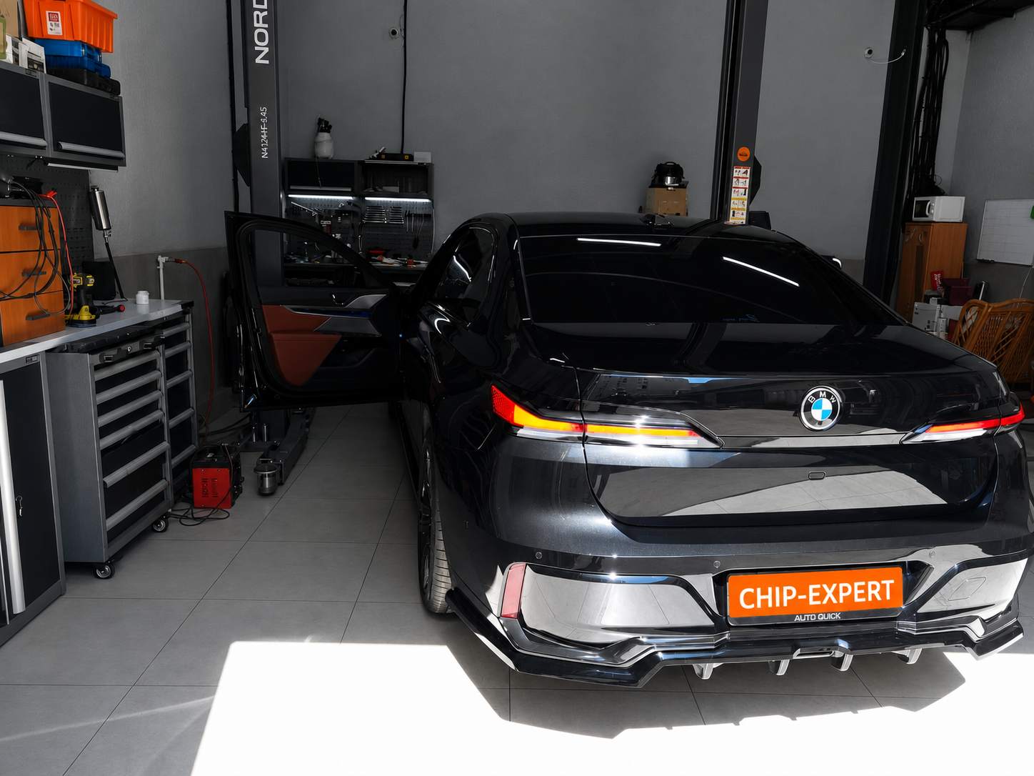 BMW 740d xDrive G70 2023 в мастерской Чип-Эксперт, вид сзади три четверти, chip-expert.pro