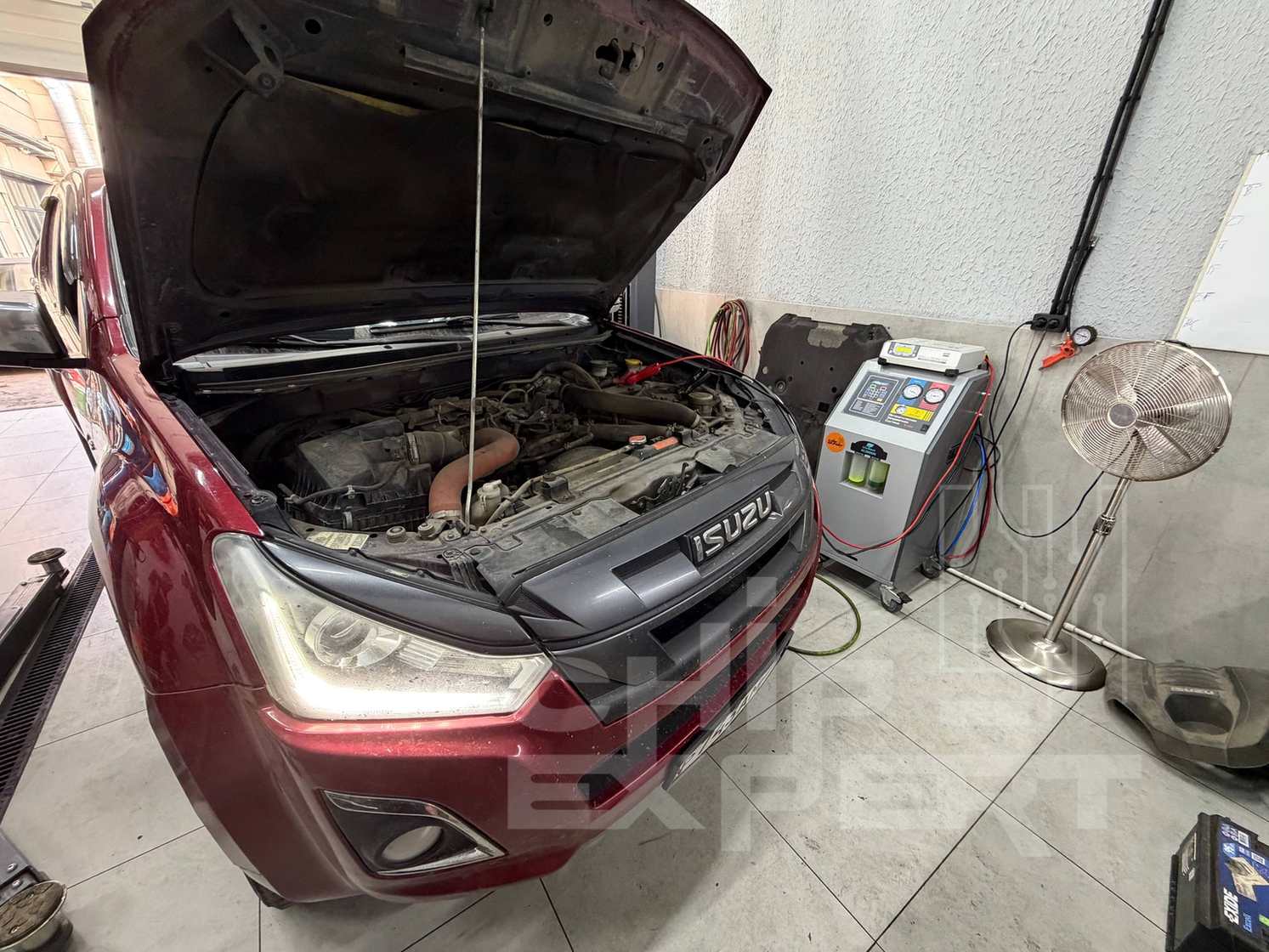 Isuzu D-Max 3.0TD 2019 с открытым капотом в зоне обслуживания мастерской Чип-Эксперт — chip-expert.pro.