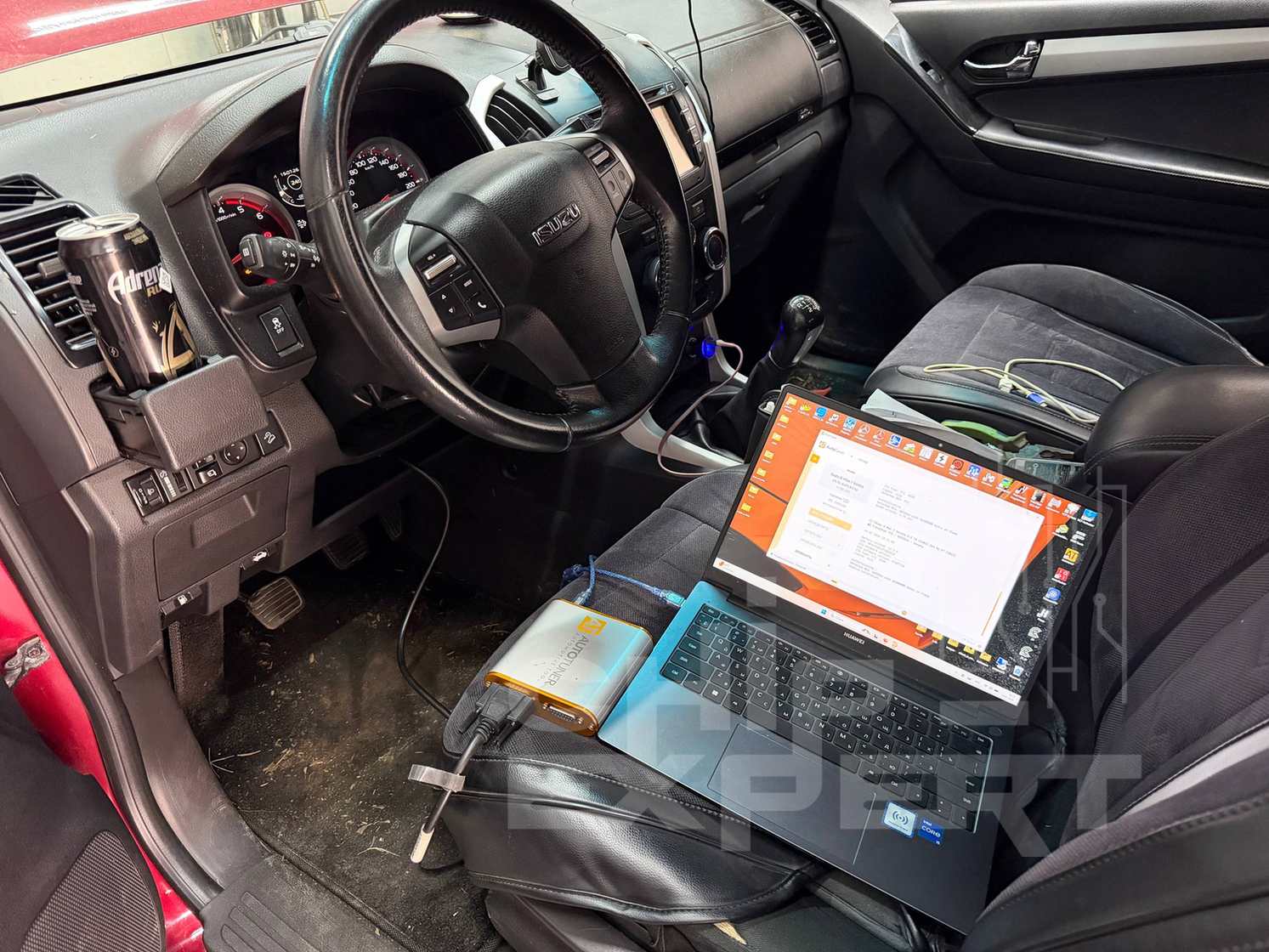 Салон Isuzu D-Max 3.0TD 2019 во время программирования блока управления через OBD в мастерской Чип-Эксперт — chip-expert.pro.