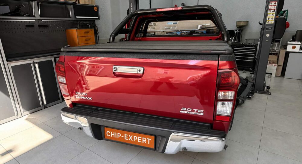 Isuzu D-Max 3.0TD 2019, вид сзади в рабочей зоне мастерской Чип-Эксперт — chip-expert.pro.
