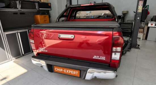Isuzu D-Max 3.0TD 2019, вид сзади в рабочей зоне мастерской Чип-Эксперт — chip-expert.pro.