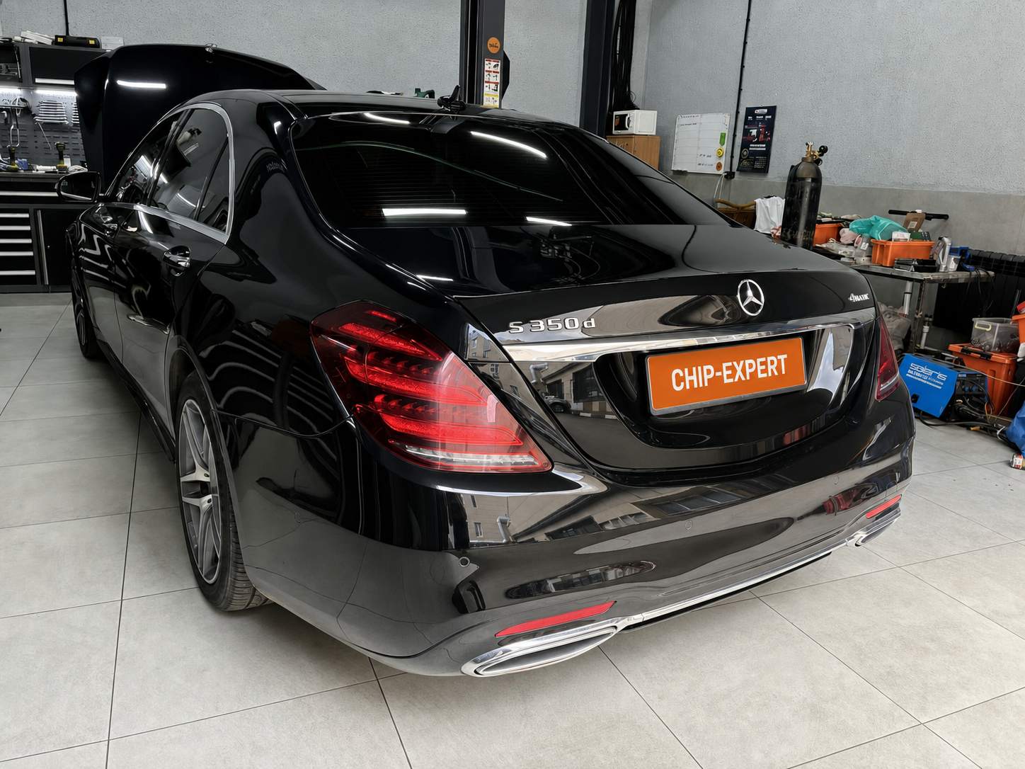 Mercedes-Benz S 350 d 4MATIC 2019, вид сзади слева с открытым капотом в мастерской Чип-Эксперт — chip-expert.pro.
