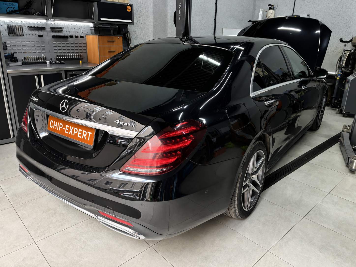 Mercedes-Benz S 350 d 4MATIC 2019, вид сзади справа в сервисной зоне Чип-Эксперт с открытым капотом — chip-expert.pro.