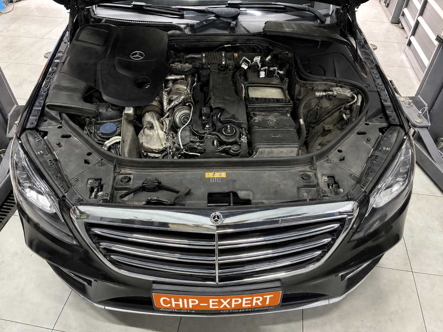 Открытый моторный отсек Mercedes-Benz S-Class 2019 в мастерской Чип-Эксперт — chip-expert.pro.