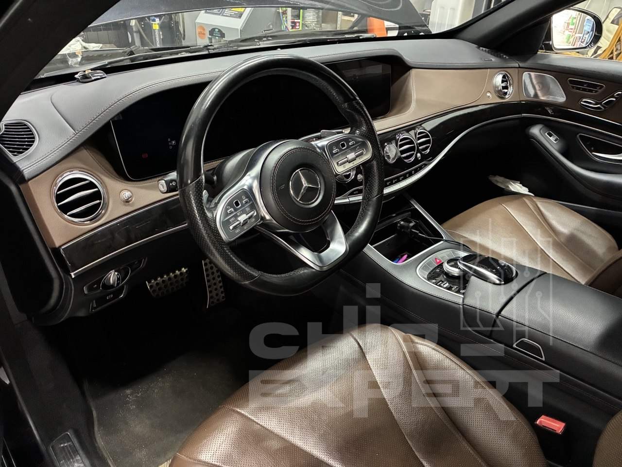 Интерьер водительской зоны Mercedes-Benz S-Class 2019 в мастерской Чип-Эксперт — chip-expert.pro.