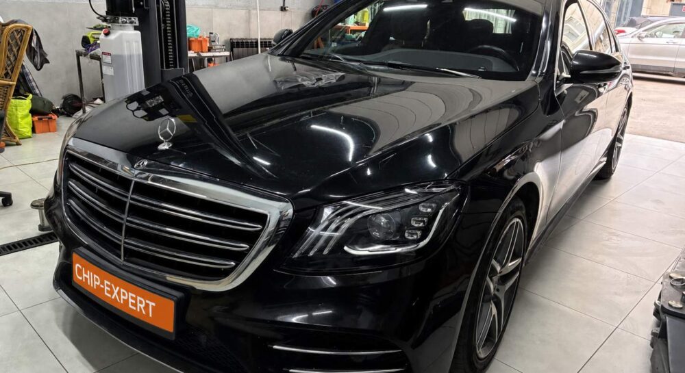 Чёрный Mercedes-Benz S-Class 2019, вид спереди справа, в мастерской Чип-Эксперт — chip-expert.pro.