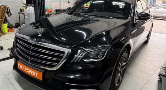 Чёрный Mercedes-Benz S-Class 2019, вид спереди справа, в мастерской Чип-Эксперт — chip-expert.pro.