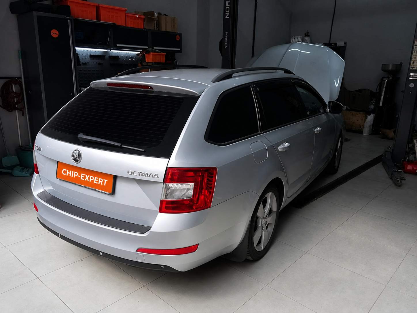 Серебристая Skoda Octavia III Combi 1.4 TSI 2014 с открытым капотом, вид сзади справа в ремонтной зоне мастерской Чип-Эксперт — chip-expert.pro.