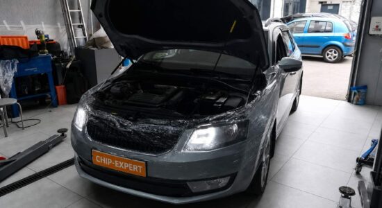 Skoda Octavia III Combi 1.4TSI 2014, вид спереди справа с открытым капотом и защитной плёнкой на кузове во время работ в мастерской «Чип-Эксперт» — chip-expert.pro.