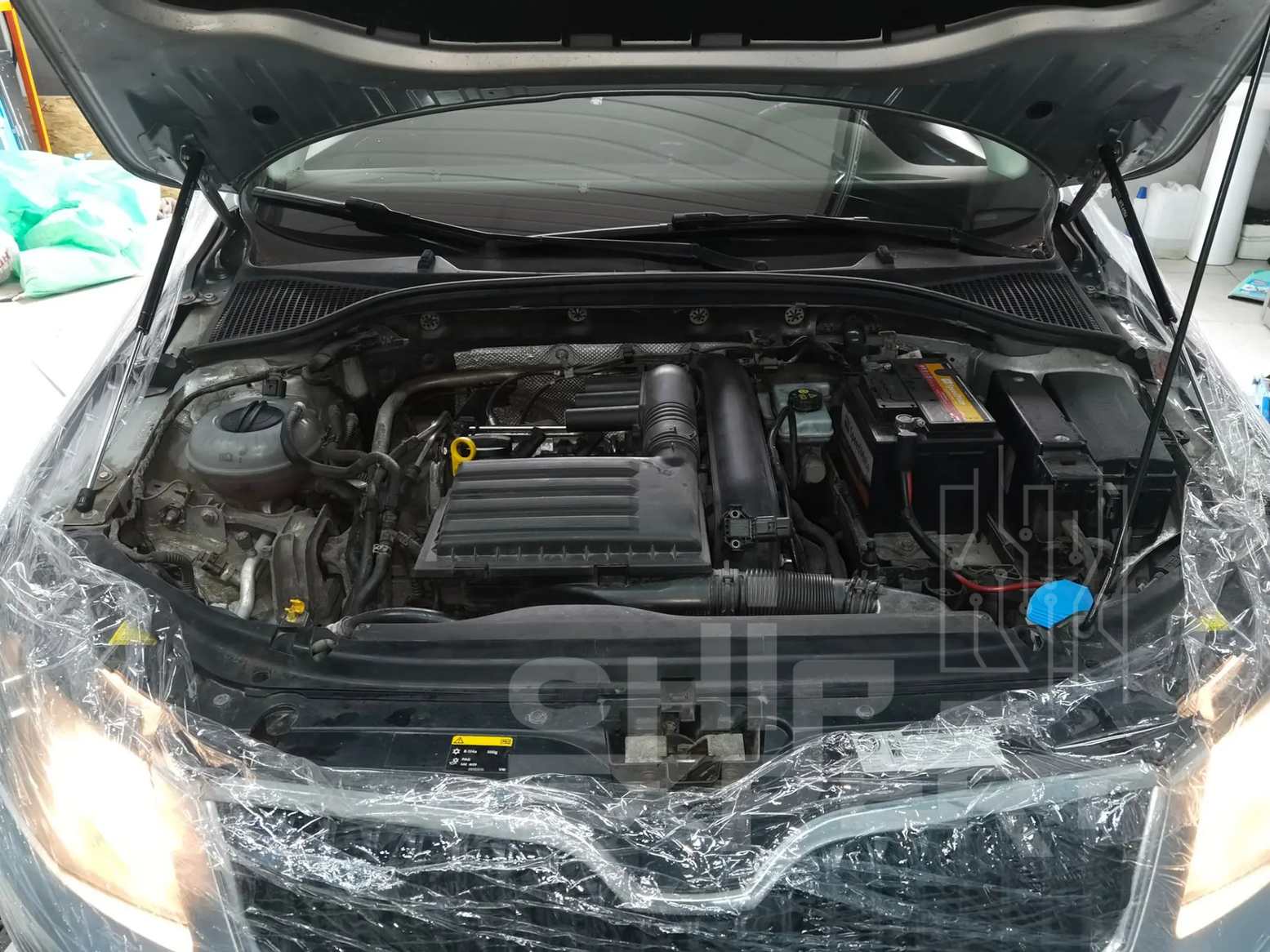 Skoda Octavia III Combi 1.4 TSI 2014 с открытым моторным отсеком и защищённой прозрачной плёнкой передней частью кузова в мастерской Чип-Эксперт — chip-expert.pro.