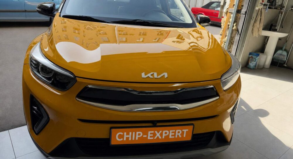 Жёлтый Kia KX1 (QE) 1.4 2022, вид спереди в мастерской «Чип-Эксперт» — chip-expert.pro.