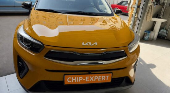 Жёлтый Kia KX1 (QE) 1.4 2022, вид спереди в мастерской «Чип-Эксперт» — chip-expert.pro.