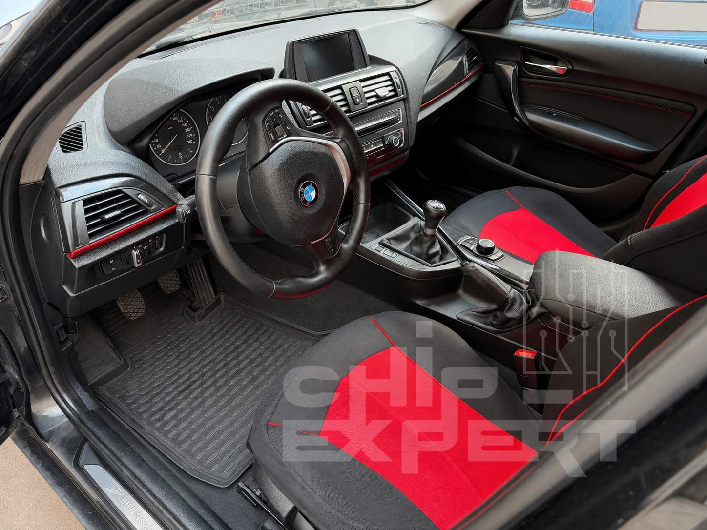 Вид на водительскую часть салона BMW 1 Series 118i 2012 с механической коробкой передач в мастерской «Чип-Эксперт» — chip-expert.pro.