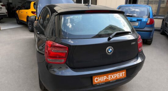 BMW 118i 2012, вид сзади слева у въезда в мастерскую Чип-Эксперт — chip-expert.pro.