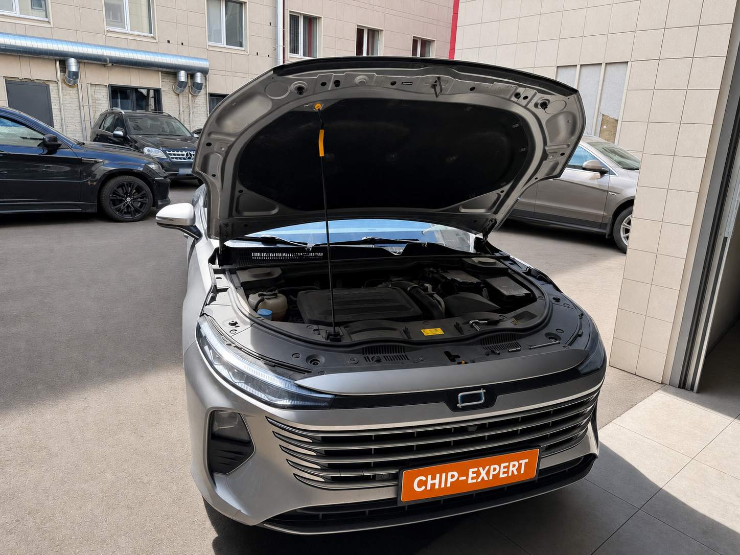Bestune B70 2.0T 2024 с открытым капотом, вид спереди у въезда в мастерскую «Чип-Эксперт» — chip-expert.pro.