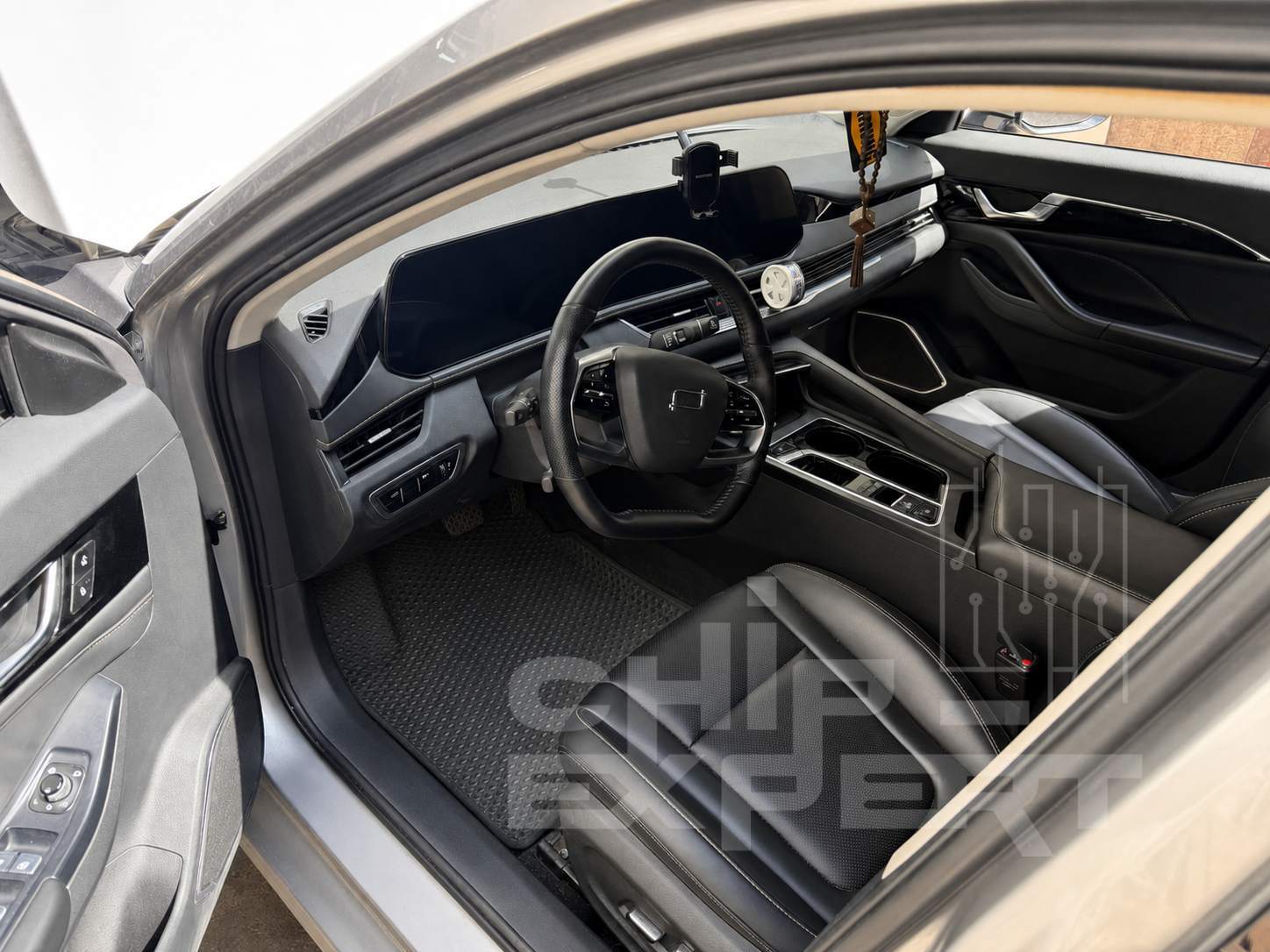 Салон Bestune B70 2.0T 2024 со стороны открытой водительской двери в мастерской Чип-Эксперт — chip-expert.pro.