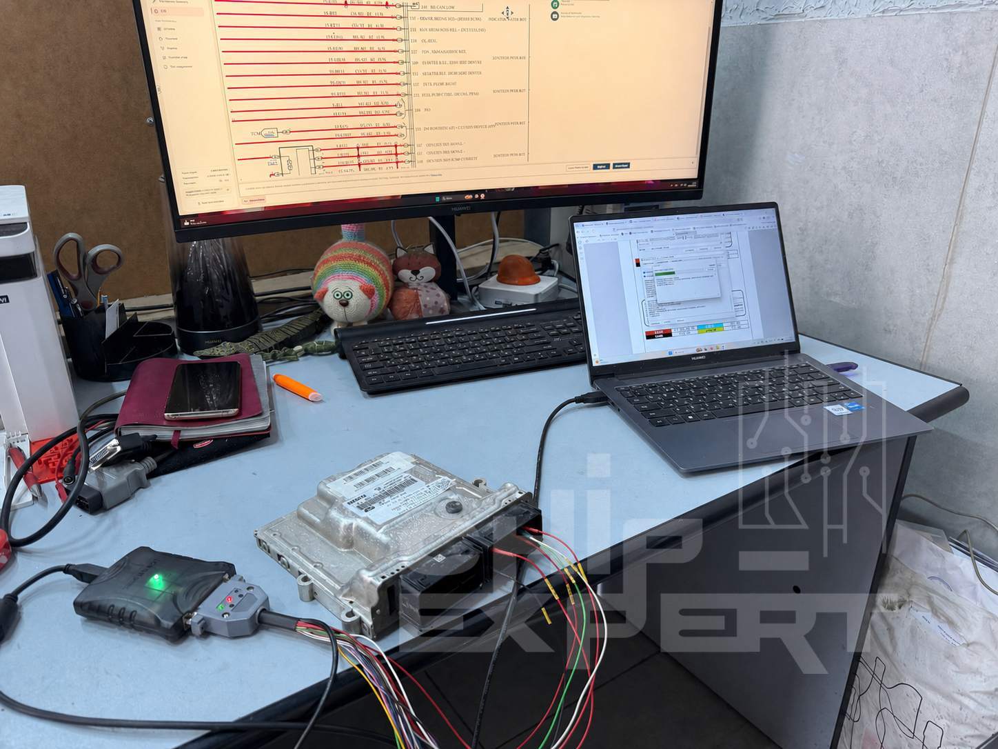 ЭБУ Bosch для Bestune B70 2.0T 2024 подключён на рабочем столе к оборудованию для программирования в мастерской «Чип-Эксперт» — chip-expert.pro.