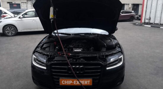 Audi A8 4.2 2015: топливную систему промывают без разборки с помощью подключенной промывочной установки. Чип-Эксперт — chip-expert.pro.