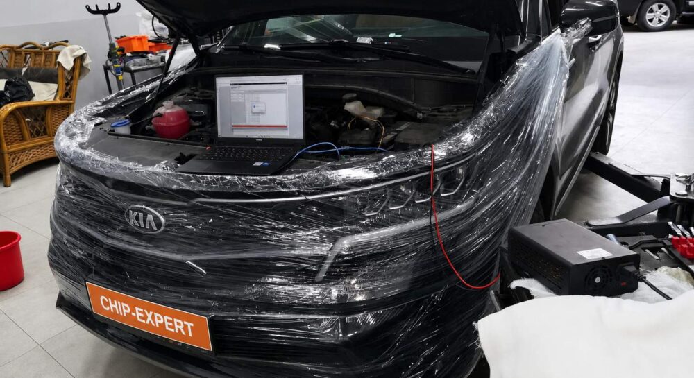 KIA Sorento 2021 подключен к BitBox в мастерской Чип-Эксперт перед программной частью работ по сажевому фильтру и мочевине — chip-expert.pro.