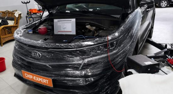 KIA Sorento 2021 подключен к BitBox в мастерской Чип-Эксперт перед программной частью работ по сажевому фильтру и мочевине — chip-expert.pro.