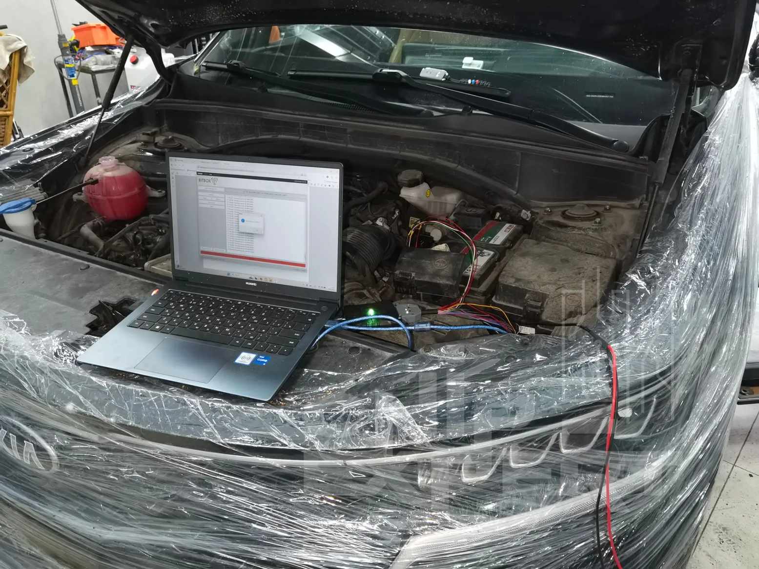 Диагностическое и прошивочное оборудование BitBox подключено к KIA Sorento 2021 в мастерской Чип-Эксперт — chip-expert.pro.