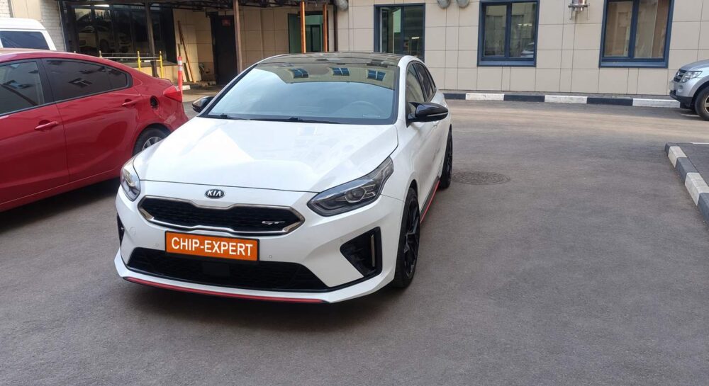 Kia ProCeed GT 1.6 2019: вид автомобиля спереди слева. Чип-Эксперт — chip-expert.pro.