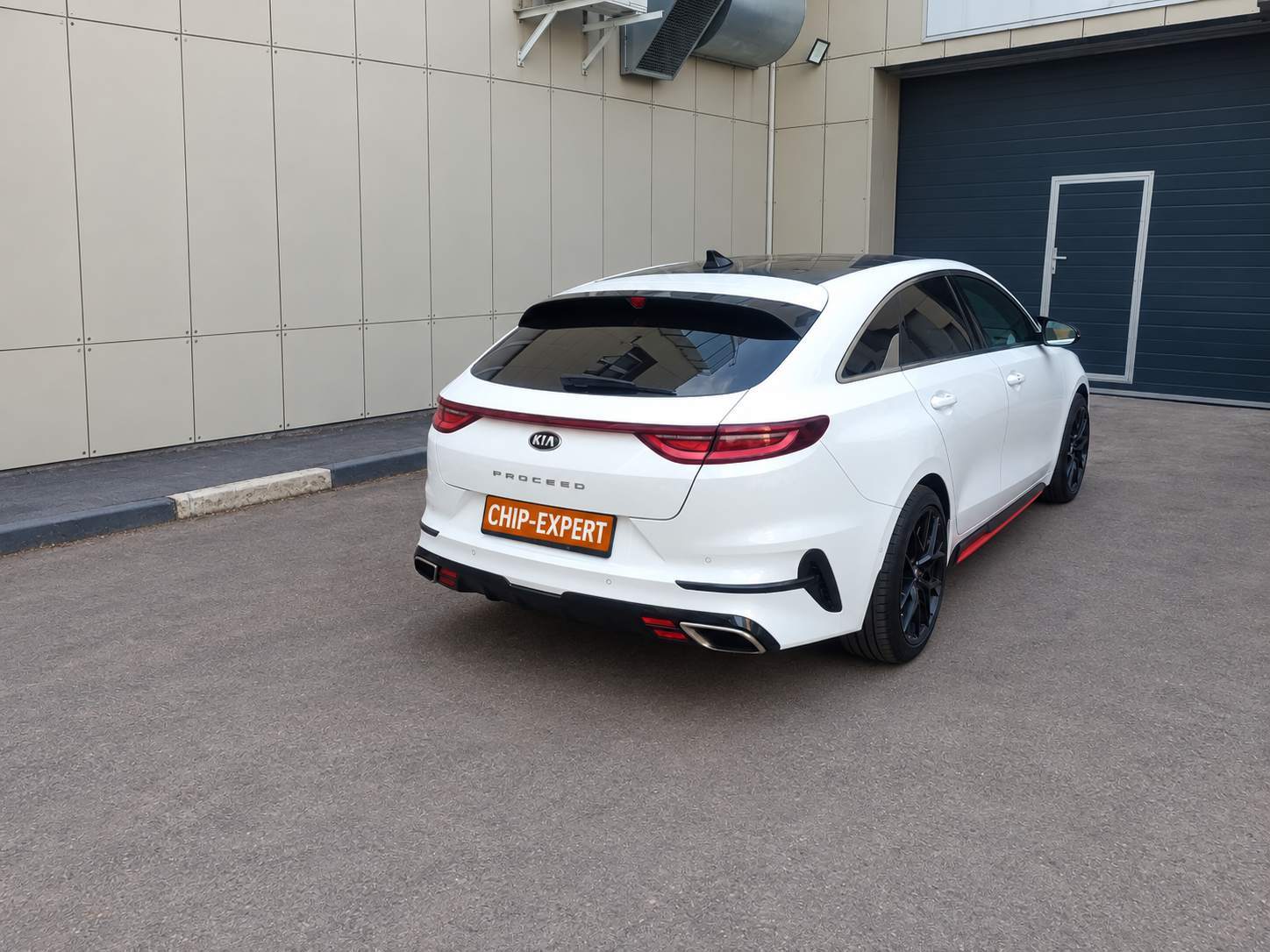 Kia ProCeed GT 1.6 2019: автомобиль показан сзади справа. Чип-Эксперт — chip-expert.pro.
