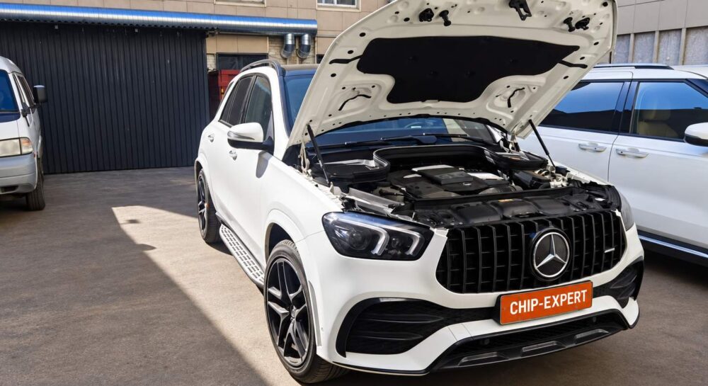Mercedes-Benz GLE 300 d 4MATIC (W167) 2.0D 2018: автомобиль находится в сервисной зоне с открытым капотом. Чип-Эксперт — chip-expert.pro.