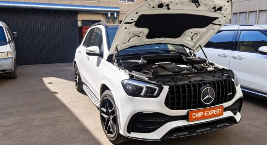 Mercedes-Benz GLE 300 d 4MATIC (W167) 2.0D 2018: автомобиль находится в сервисной зоне с открытым капотом. Чип-Эксперт — chip-expert.pro.