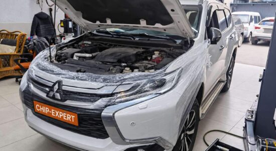 Mitsubishi Pajero Sport 2.4D 2018: вид автомобиля спереди с открытым капотом. Чип-Эксперт — chip-expert.pro.