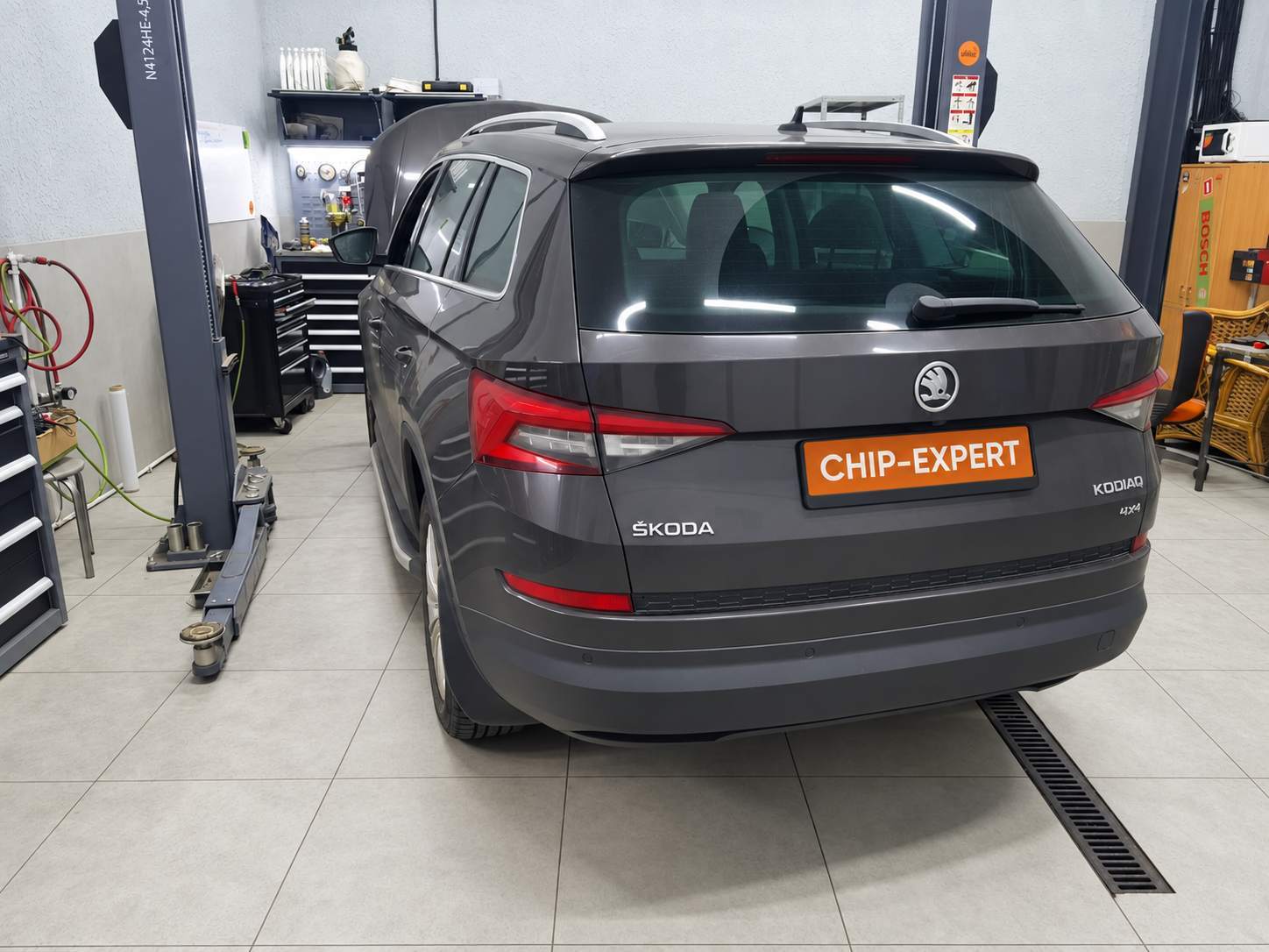 Skoda Kodiaq 2.0TDI 2017: вид автомобиля сзади слева. Чип-Эксперт — chip-expert.pro.