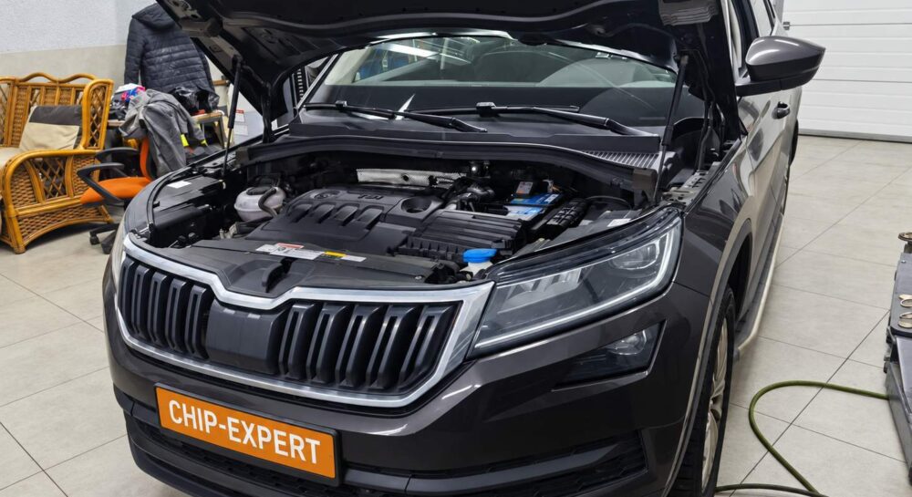 Skoda Kodiaq 2.0TDI 2017: вид автомобиля спереди с открытым капотом. Чип-Эксперт — chip-expert.pro.