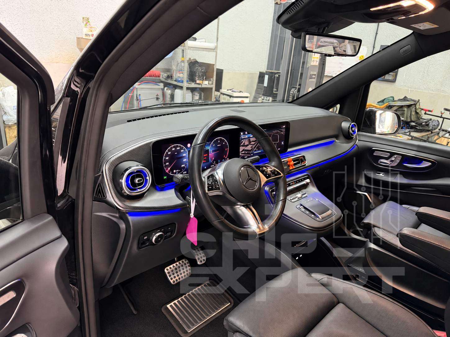 Mercedes-Benz V-Class 3.0D 2024: вид водительской зоны салона. Чип-Эксперт — chip-expert.pro.