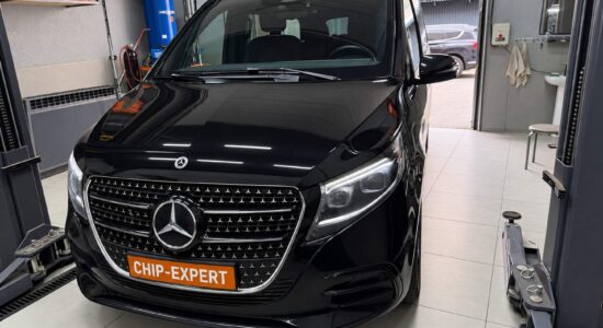 Mercedes-Benz V-Class 3.0D 2024: вид автомобиля спереди. Чип-Эксперт — chip-expert.pro.