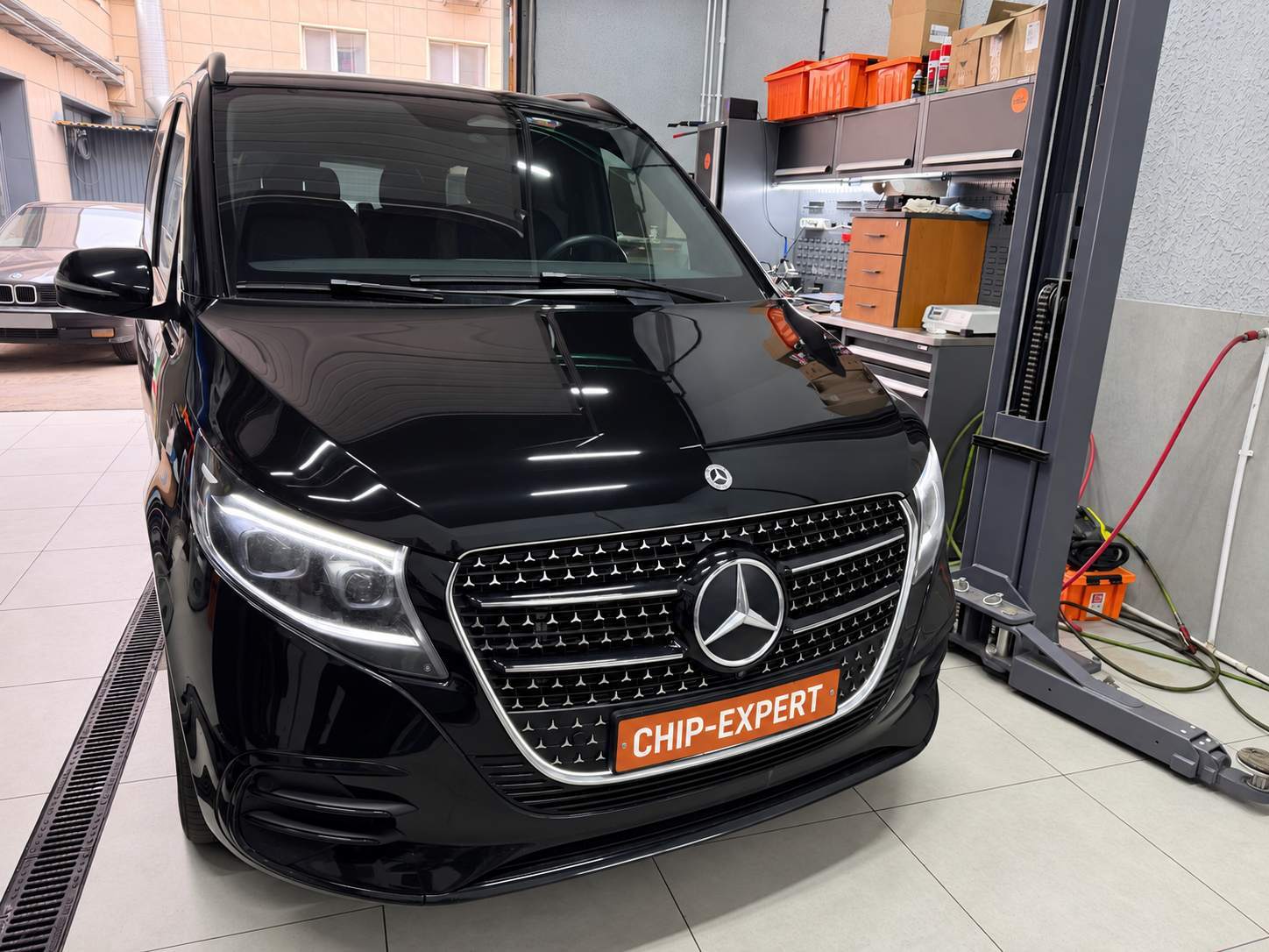 Mercedes-Benz V-Class 3.0D 2024: вид Mercedes-Benz V-Class спереди. Чип-Эксперт — chip-expert.pro.